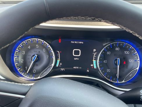 Used 2024 Chrysler Pacifica Touring-L FWD image 29