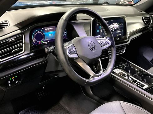 Used 2025 Volkswagen Atlas Cross Sport SE image 16