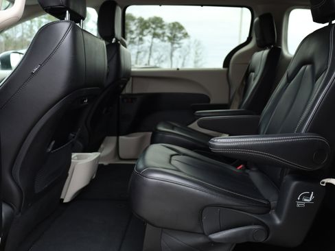 Used 2023 Chrysler Pacifica Touring-L image 12