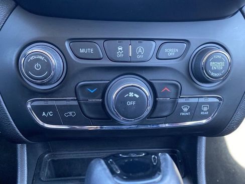 Used 2021 Jeep Cherokee Latitude Plus AWD/4WD image 18