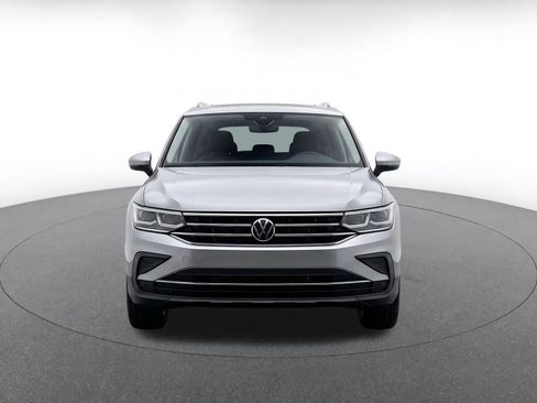 Used 2026 Volkswagen Tiguan SE AWD/4WD image 2