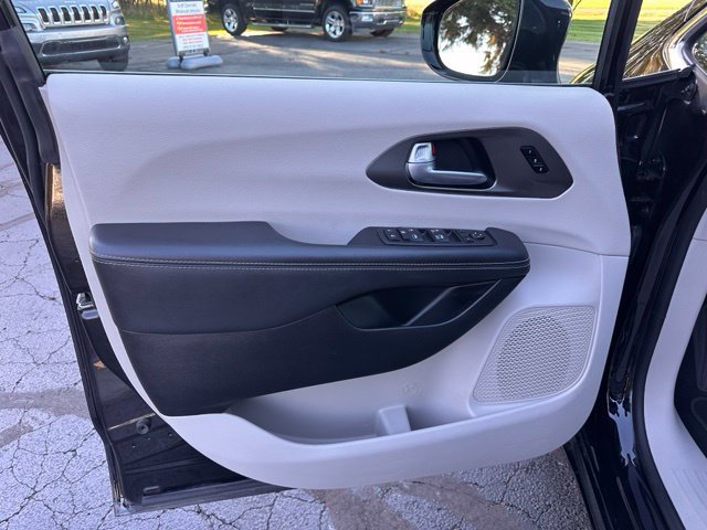 Used 2024 Chrysler Pacifica Touring-L FWD image 17
