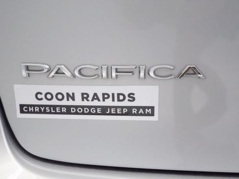 Certified 2024 Chrysler Pacifica Touring-L FWD image 9
