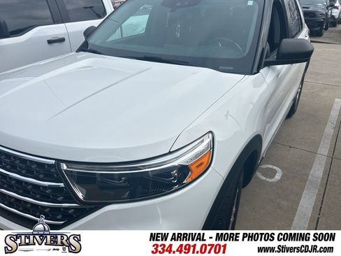 Used 2022 Ford Explorer XLT image 2