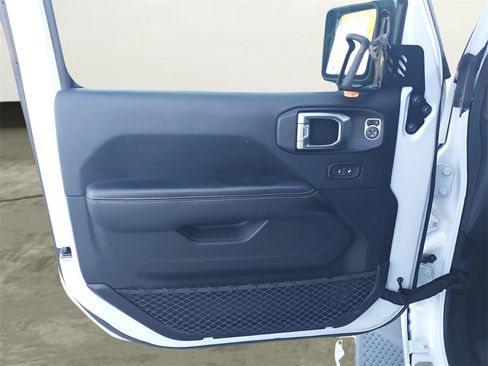 Used 2018 Jeep Wrangler Unlimited Sahara image 21