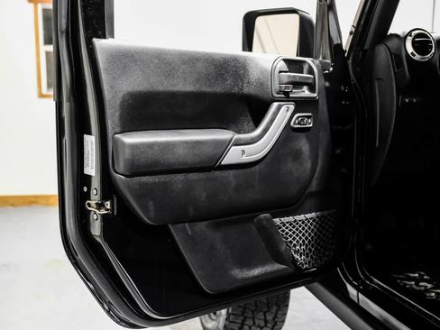 Used 2015 Jeep Wrangler Unlimited Rubicon w/ Connectivity Group AWD/4WD image 39
