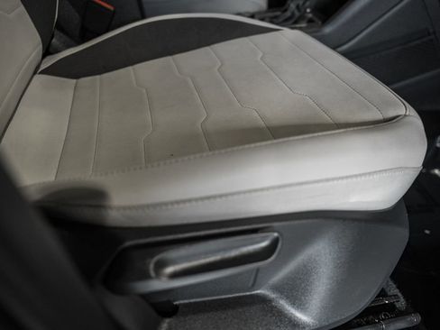 Used 2025 Volkswagen Taos SE w/ Panoramic Sunroof Package image 40