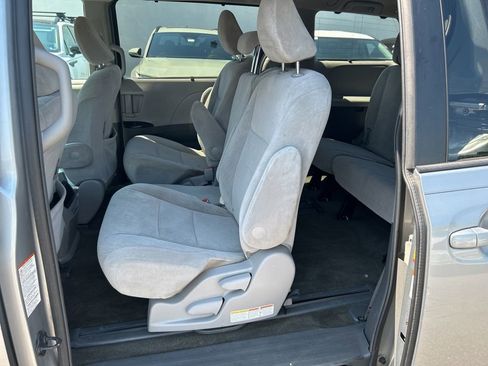 Used 2016 Toyota Sienna LE FWD image 16