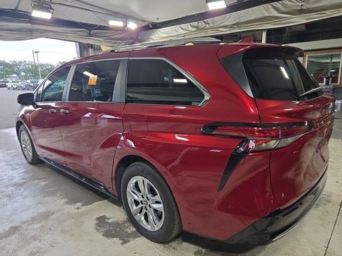 Used 2023 Toyota Sienna Limited FWD image 4