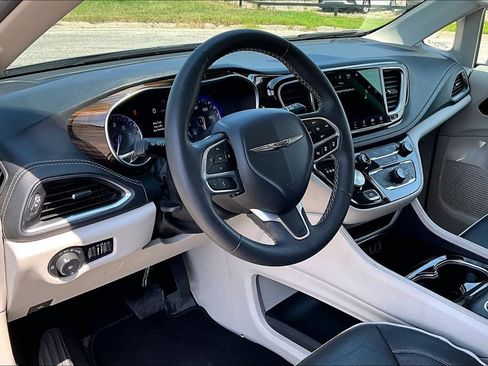 Used 2023 Chrysler Pacifica Limited FWD image 13