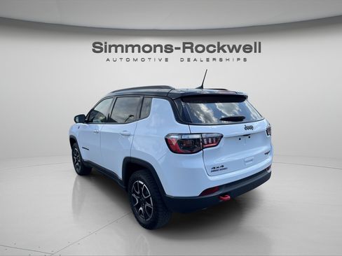 Used 2025 Jeep Compass Trailhawk AWD/4WD image 3