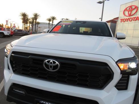 Certified 2025 Toyota Tacoma TRD Off-Road image 5