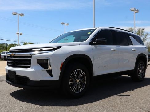 Used 2024 Chevrolet Traverse LT w/ LPO, Floor Liner Package FWD image 8