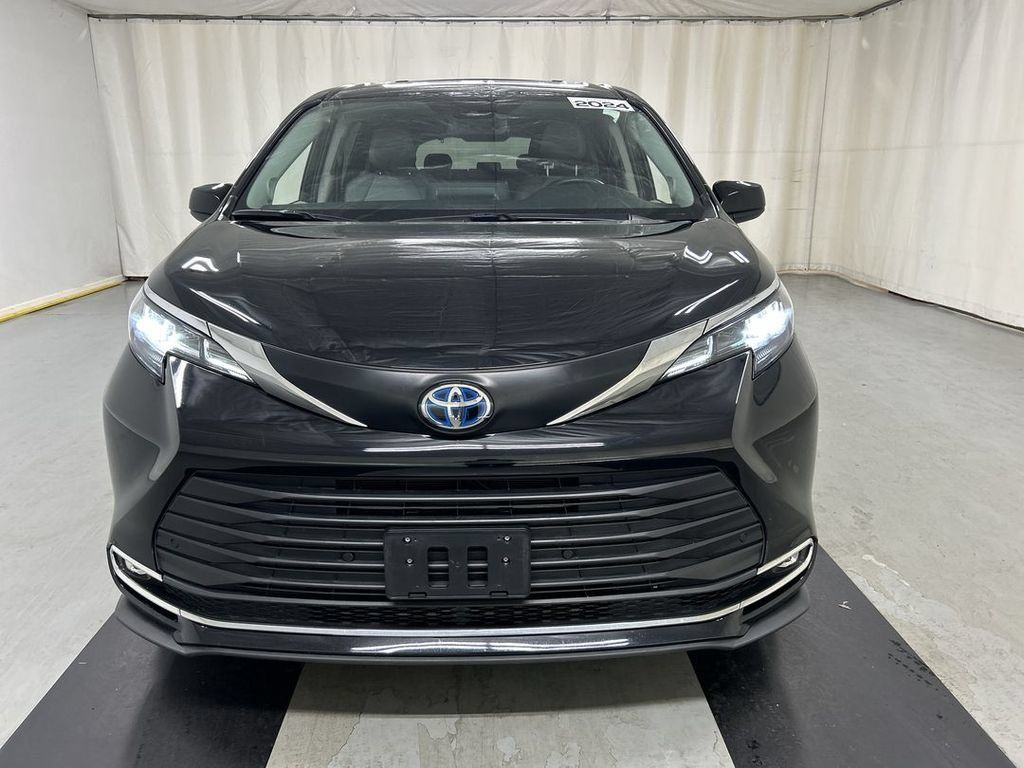 Used 2024 Toyota Sienna XLE w/ XLE Plus Package AWD/4WD image 3