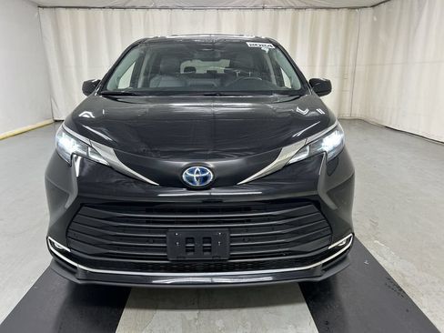 Used 2024 Toyota Sienna XLE w/ XLE Plus Package AWD/4WD image 3