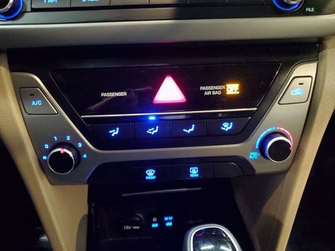 Used 2017 Hyundai Elantra SE image 19