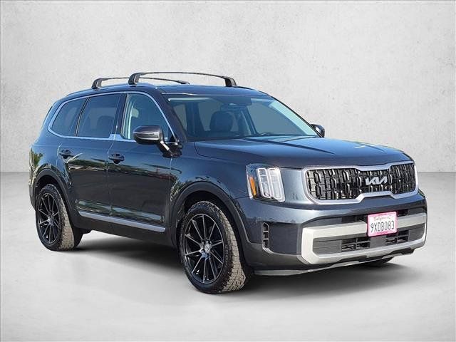 Used 2024 Kia Telluride EX w/ EX Captain's Chair Package FWD image 3