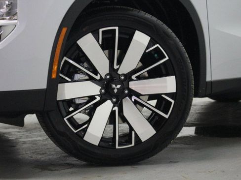 New 2026 Mitsubishi Outlander SE image 3