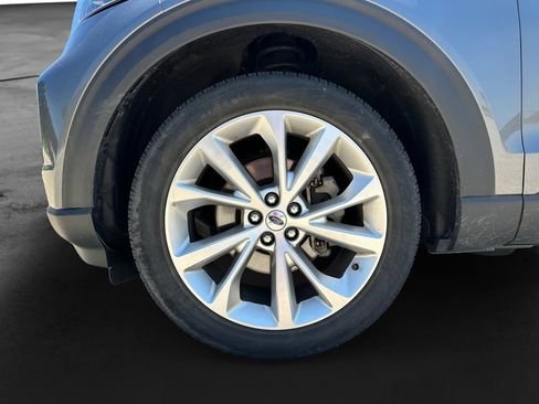 Used 2023 Ford Explorer Platinum w/ Technology Package AWD/4WD image 11