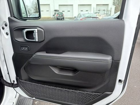 Used 2023 Jeep Wrangler Unlimited Sahara w/ Cold Weather Group AWD/4WD image 15