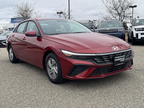 Used 2025 Hyundai Elantra SE image 1