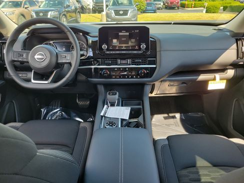 Used 2025 Nissan Pathfinder SV image 9