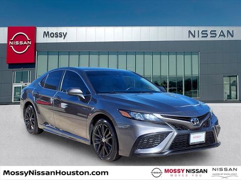 Used 2021 Toyota Camry SE image 1