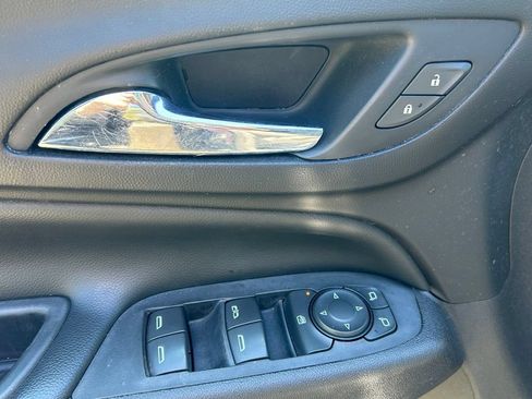 Used 2018 Chevrolet Equinox LT FWD image 15