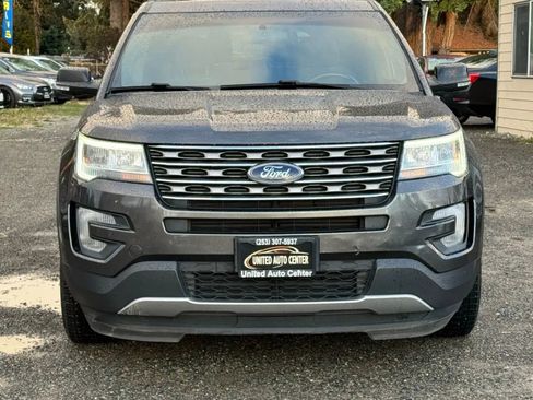 Used 2017 Ford Explorer XLT image 2