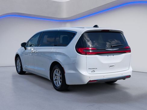 Used 2023 Chrysler Pacifica Touring-L FWD image 9