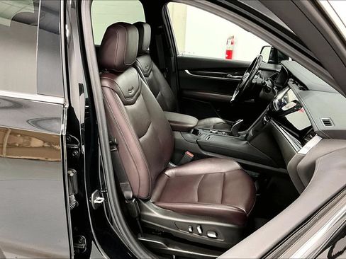 Used 2023 Cadillac XT6 Premium Luxury w/ Technology Package FWD image 9