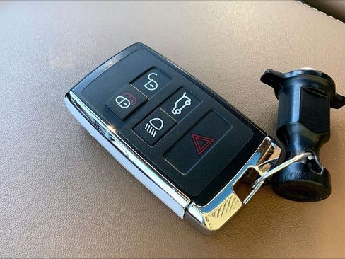 Used 2025 Land Rover Range Rover SE image 13