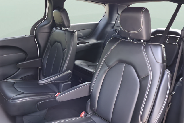 Used 2025 Chrysler Pacifica Select FWD image 17