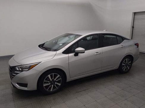 Used 2025 Nissan Versa SV image 2