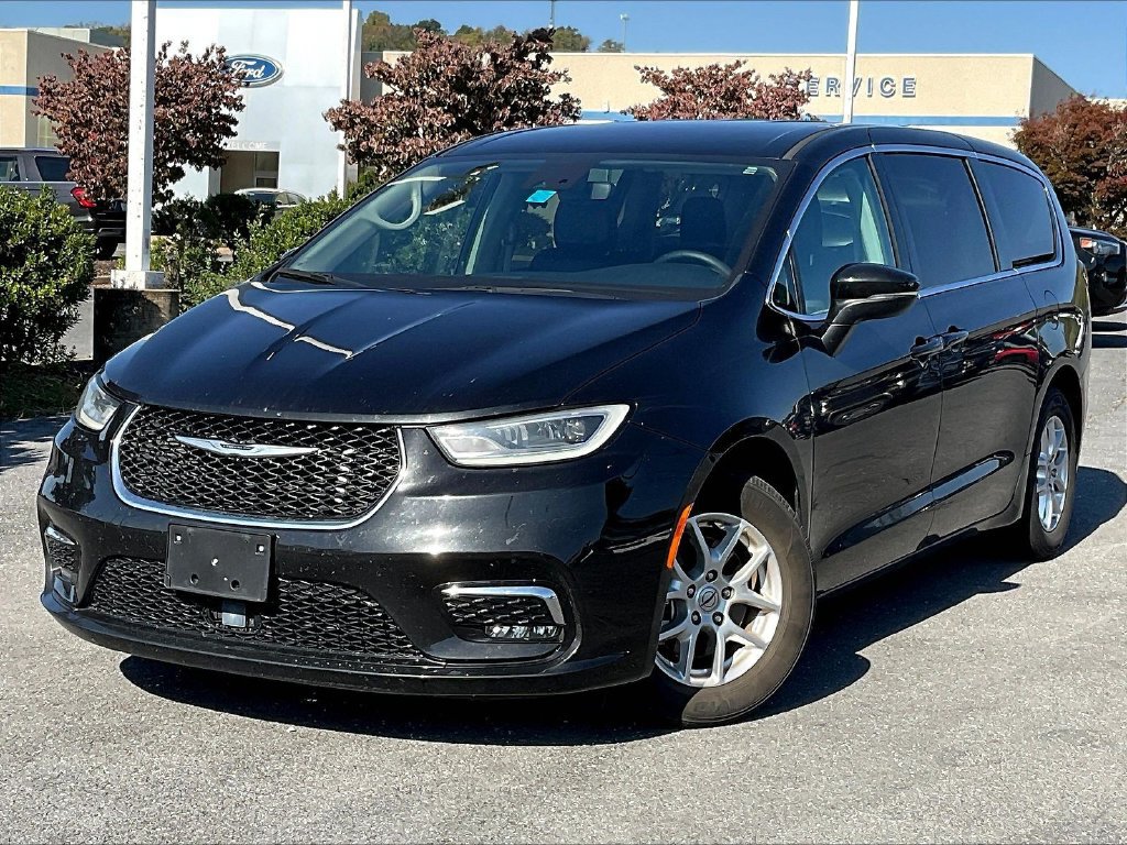 Used 2023 Chrysler Pacifica Touring-L FWD image 2