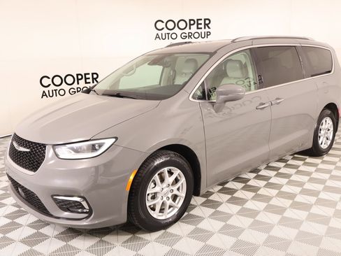 Used 2021 Chrysler Pacifica Touring-L FWD image 10