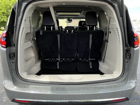 Used 2023 Chrysler Pacifica Limited FWD image 4