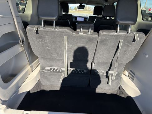 Used 2024 Chrysler Pacifica Touring-L image 7