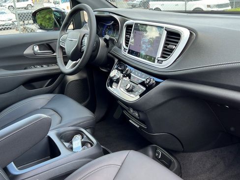 New 2025 Chrysler Pacifica Select w/ Fav Edition Package image 7