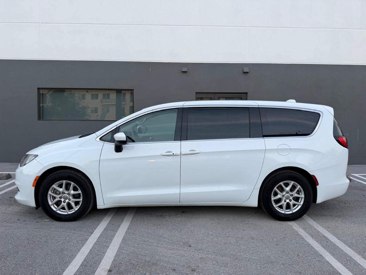 Used 2018 Chrysler Pacifica LX FWD image 6