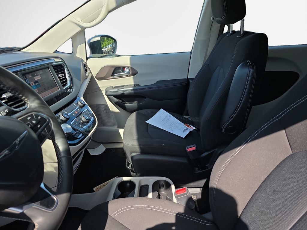 Used 2023 Chrysler Voyager LX FWD image 12