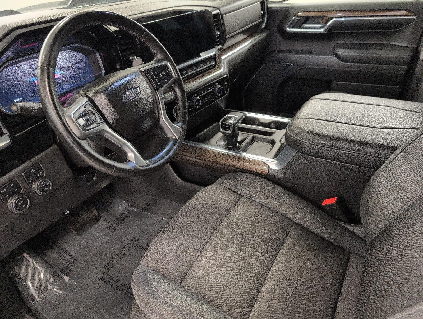 Used 2023 Chevrolet Silverado 1500 LT Trail Boss w/ LPO, Dark Essentials Package AWD/4WD image 9