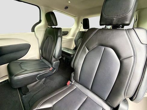 Used 2023 Chrysler Pacifica Touring-L FWD image 28
