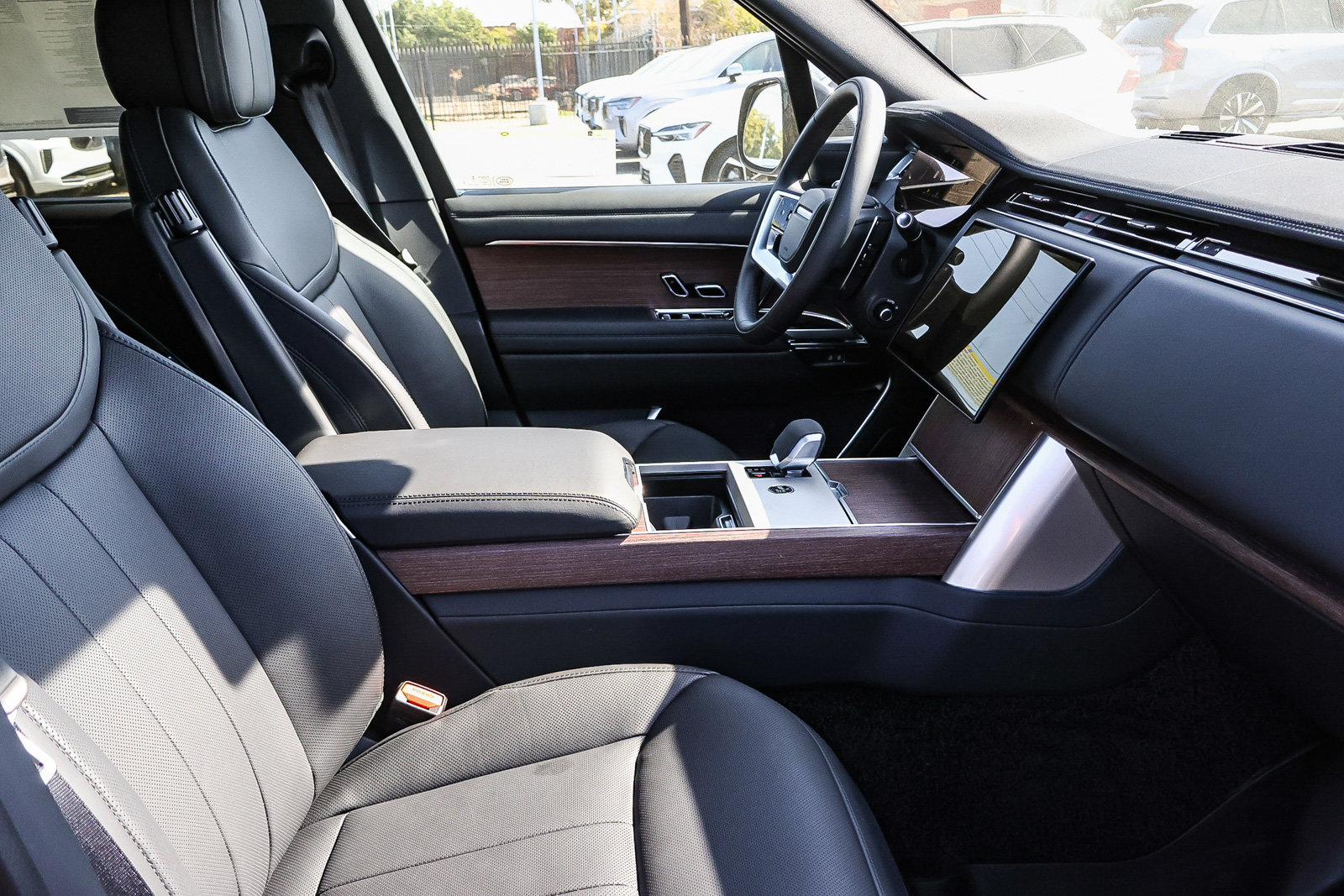 New 2026 Land Rover Range Rover Long Wheelbase SE AWD/4WD image 13