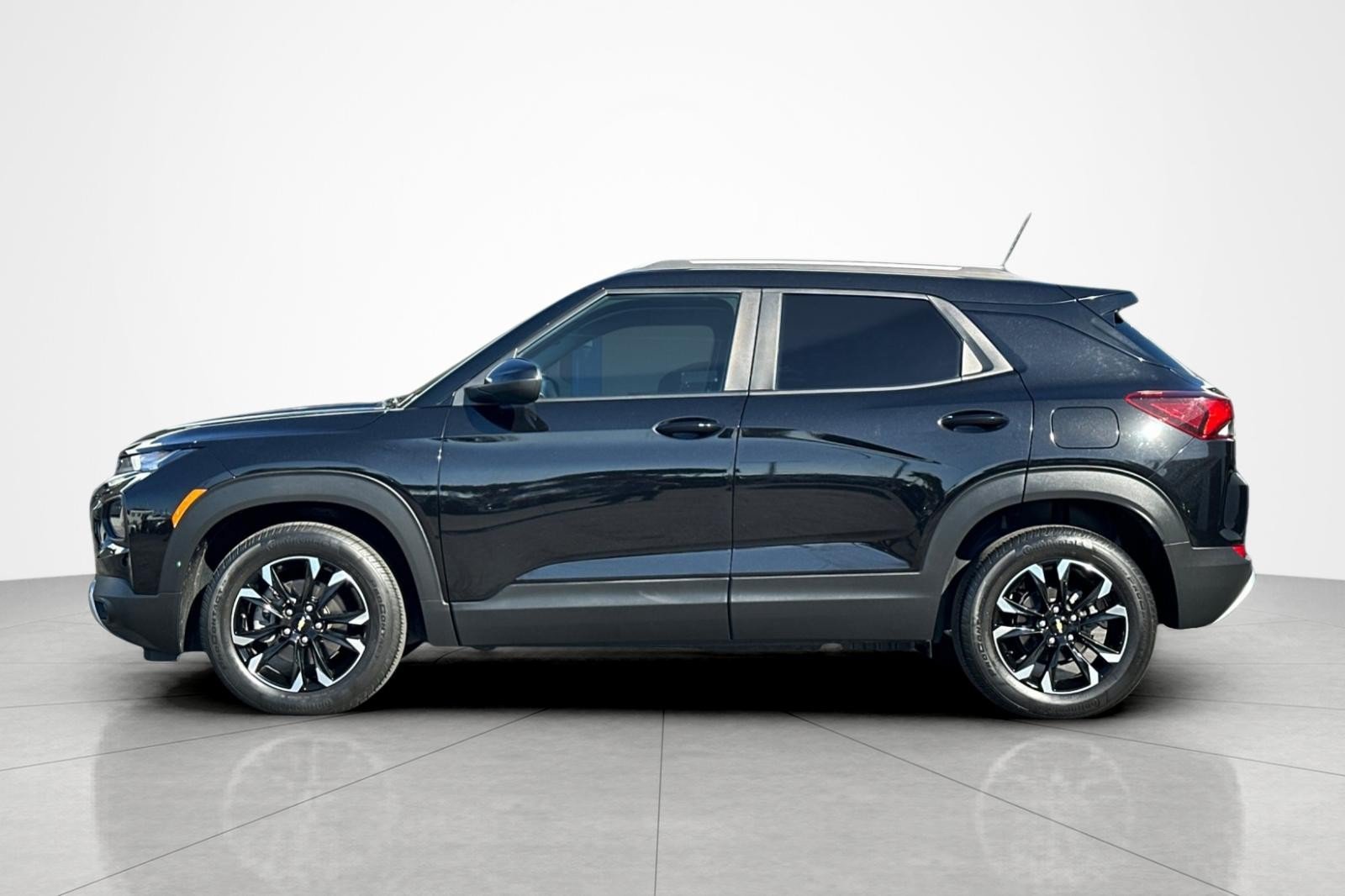 Used 2022 Chevrolet TrailBlazer LT FWD image 2