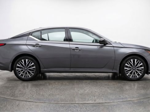Used 2025 Nissan Altima 2.5 SV FWD image 11