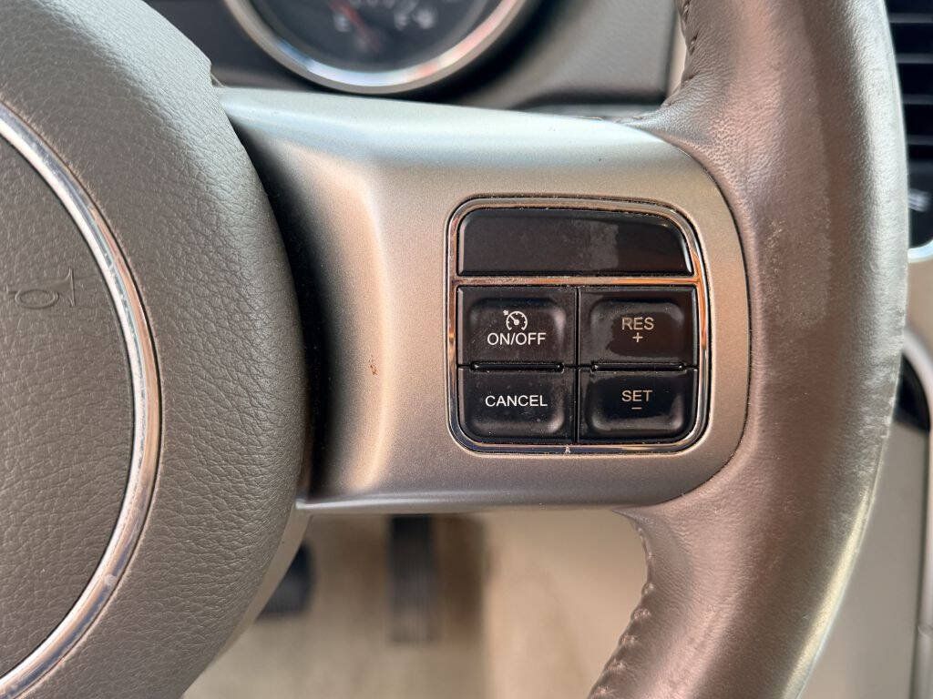 Used 2012 Jeep Grand Cherokee Laredo w/ Laredo E Group AWD/4WD image 16