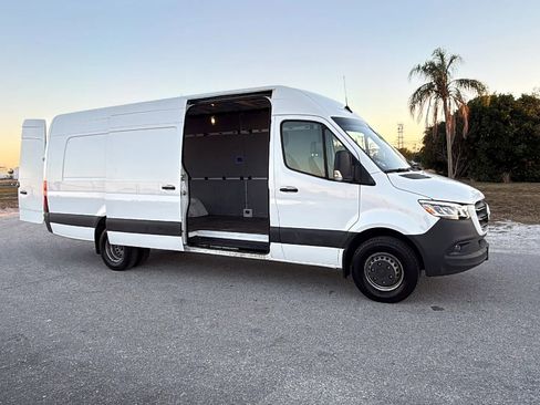 Used 2023 Mercedes-Benz Sprinter 4500 image 10