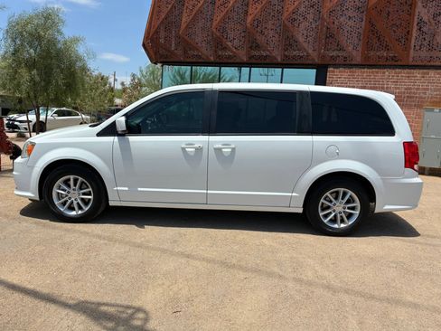Used 2020 Dodge Grand Caravan SE FWD image 2