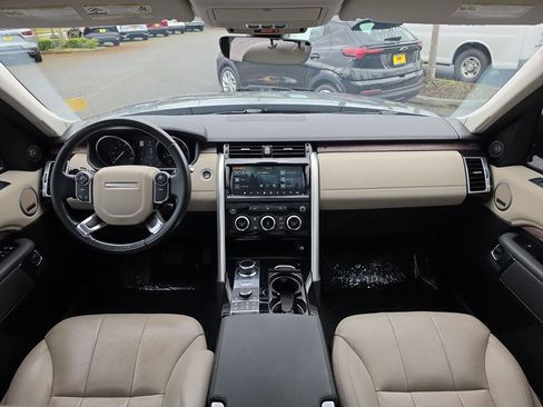 Used 2017 Land Rover Discovery HSE image 25